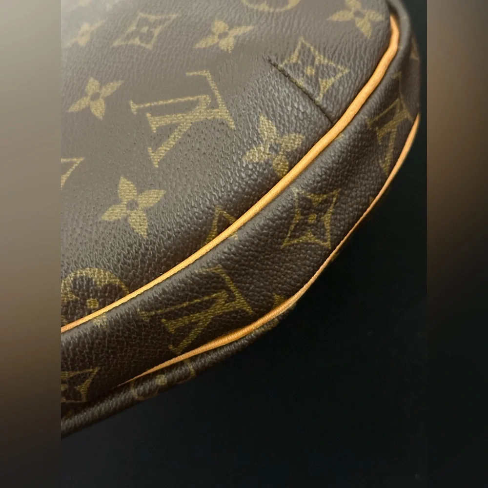 Louis Vuitton elegant shoulder